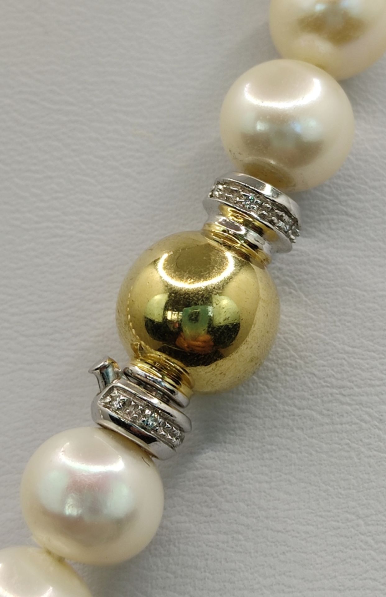 Pearl necklace, 41 baroque cultured pearls of 10-11,5mm, clasp in 750/18K white / yellow gold, sign - Image 3 of 3