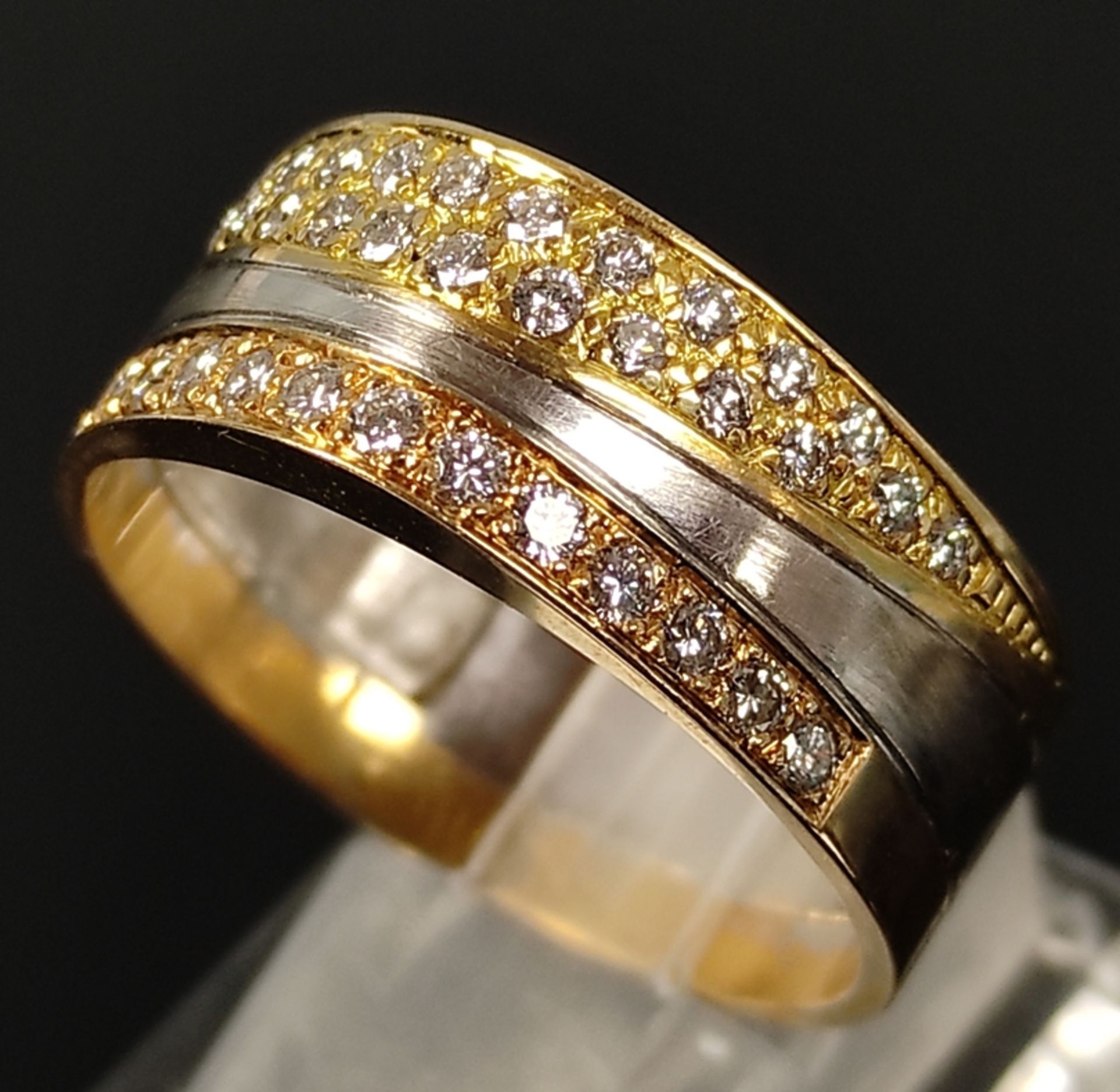 Großer Ring besetzt mit Brillanten, zusammen um ca. 0,8ct, 750/18K Weiß- / Gelbgold, Gewicht 10,3g, - Bild 3 aus 4