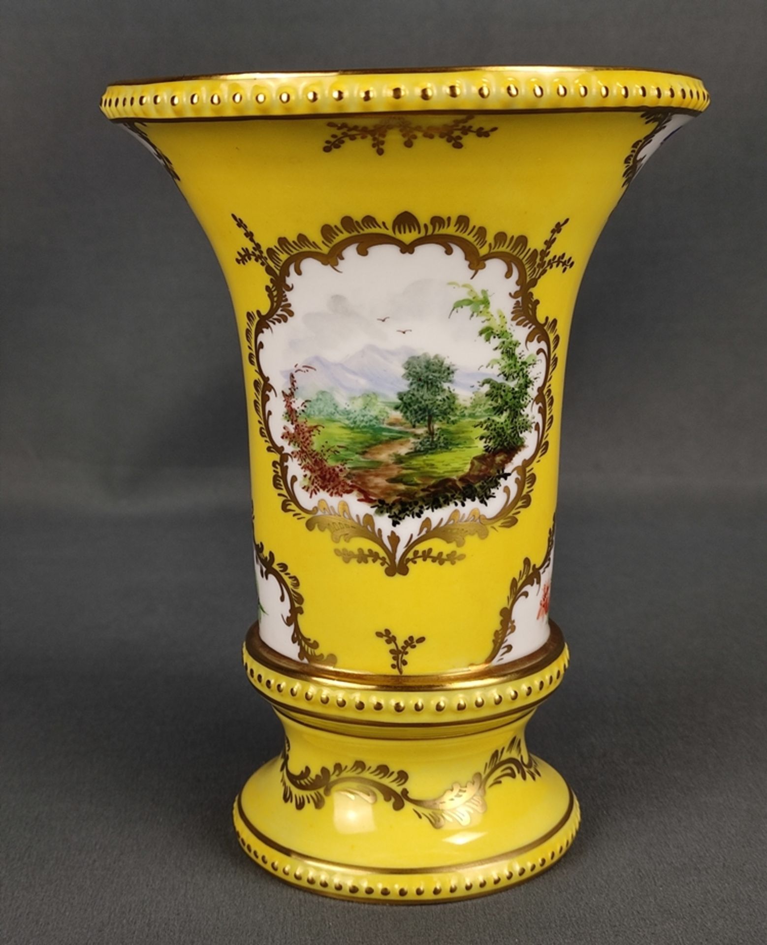 Ausgestellte Vase, hellgelber Fond, polychrom bemalt mit Landschaftsszenen, partiell vergoldet, Dre