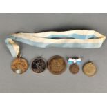 Konvolut Medaillen / Ehrenabzeichen, 5 Teile, bestehend aus Medaille Sachsen, Erzgebirge Saengerbun