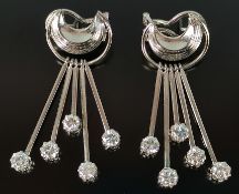 Paar Brillant-Ohrringe, halbmondförmiges Element, daran je 5 bewegliche Stäbe mit Brillant-Enden, 7