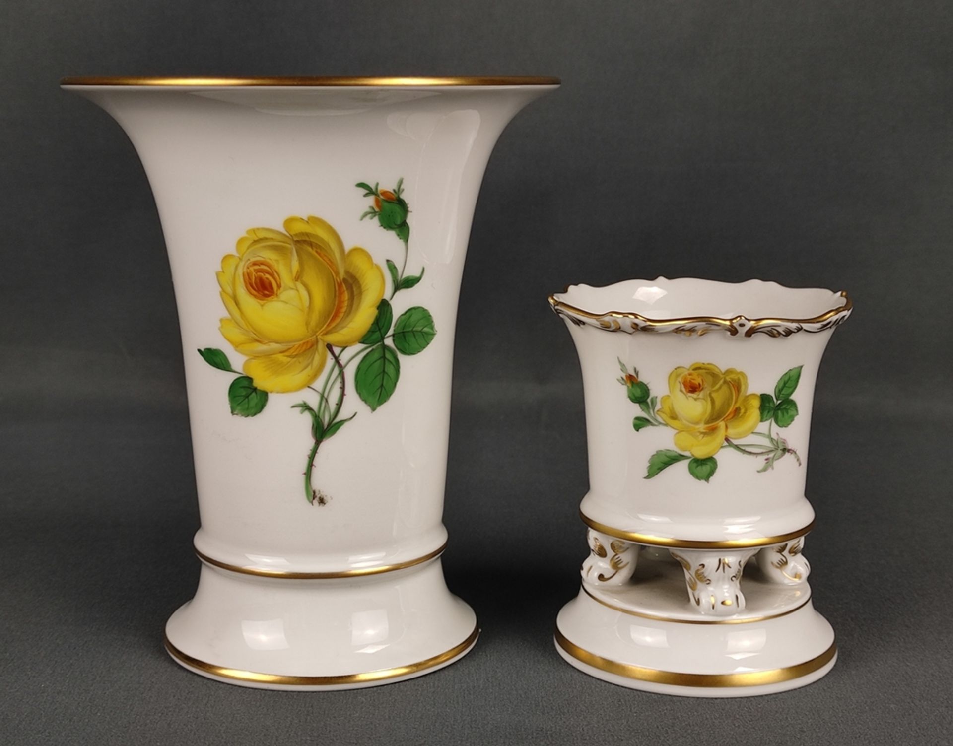 Zwei Vasen, gelbe Rose, Goldränder, Schwertermarke Meissen, 1. Wahl, H 9cm und H 14cm