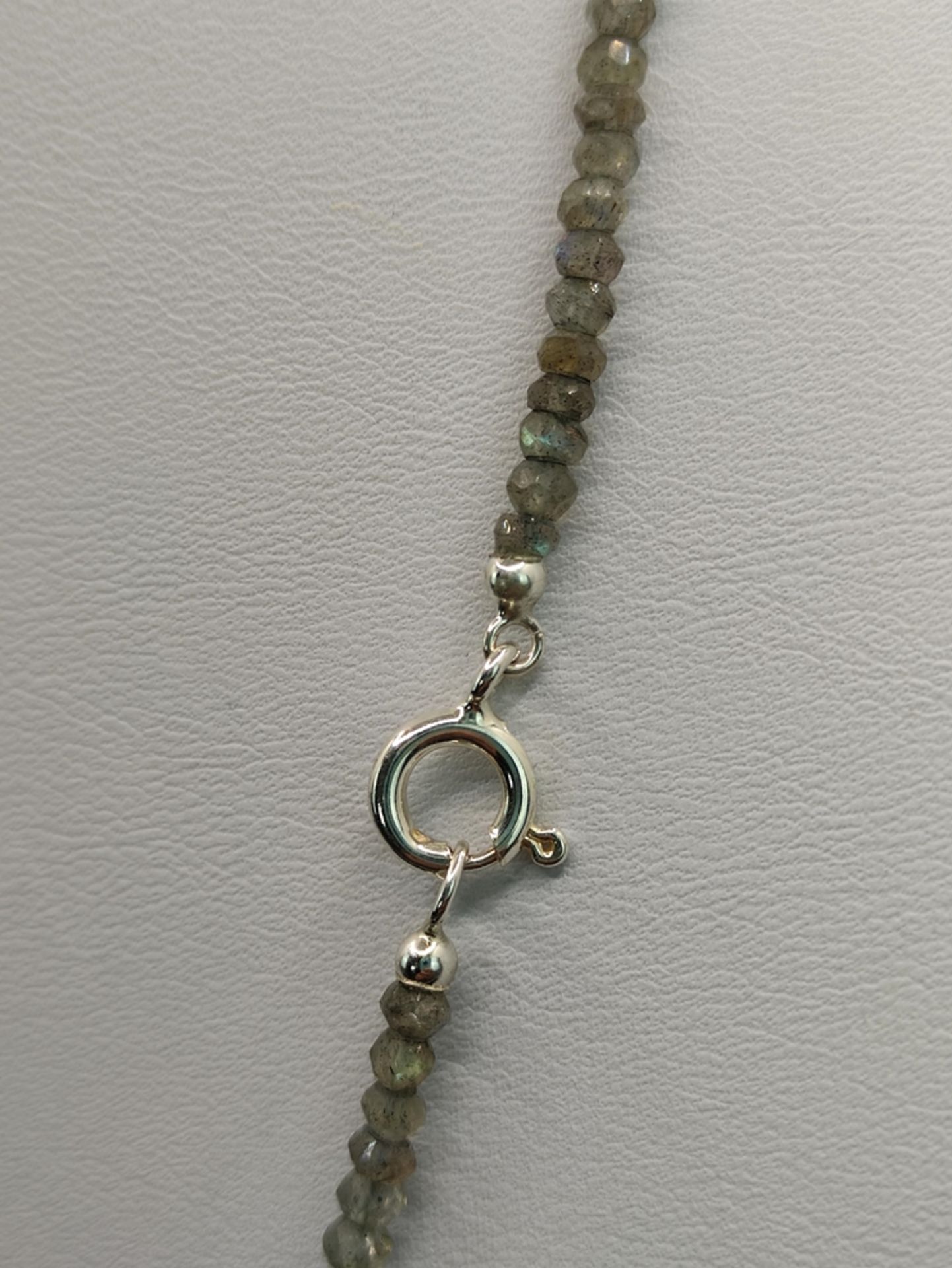 Labradorit-Collier mit reliefierten Anemonenblüten als silbernes Mittelteil (Silber 935) mit weißer - Bild 3 aus 3