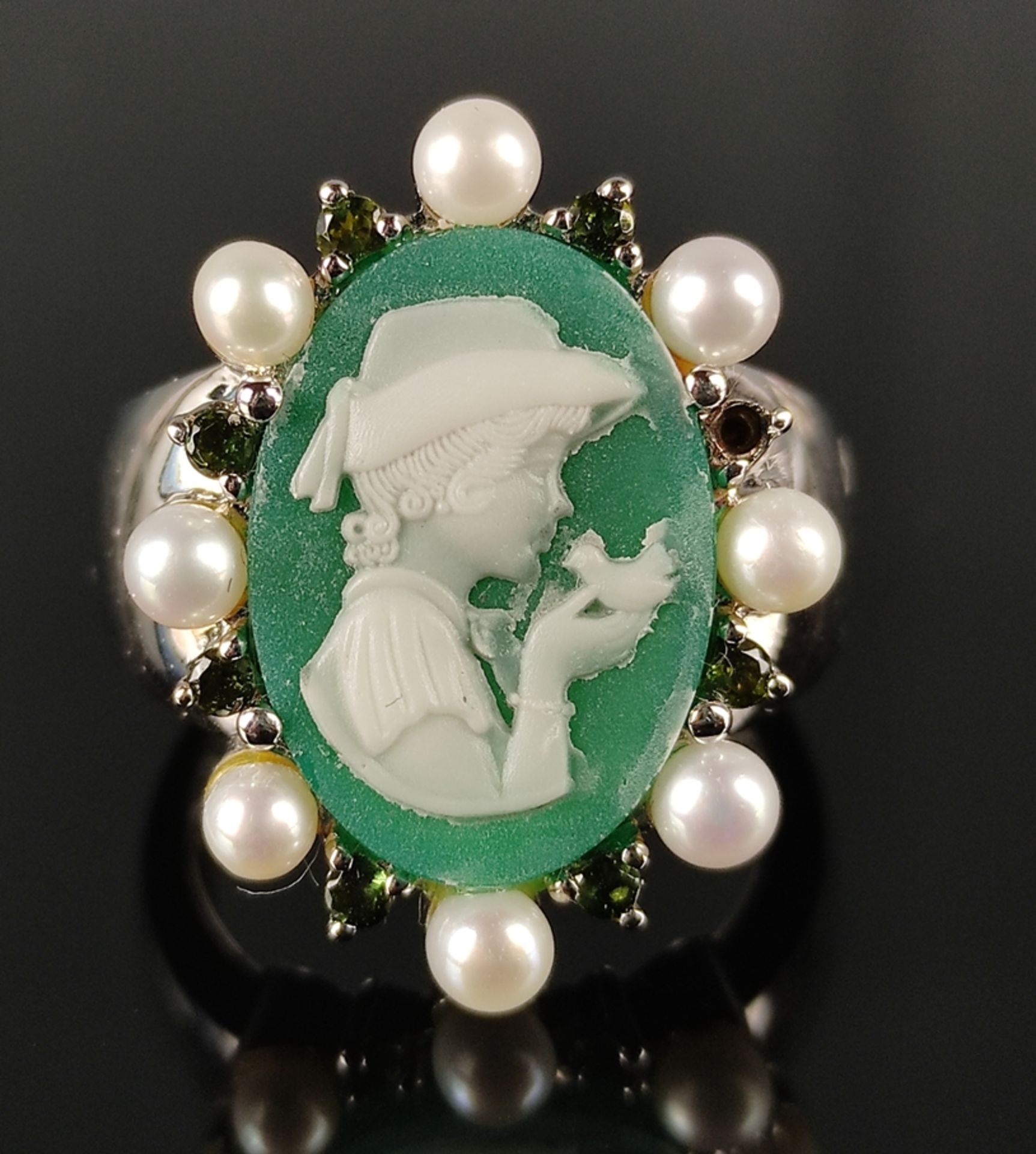 Agate cameo ring, ring head set with green agate, depicting a young woman with bird on her hand, su - Image 2 of 4