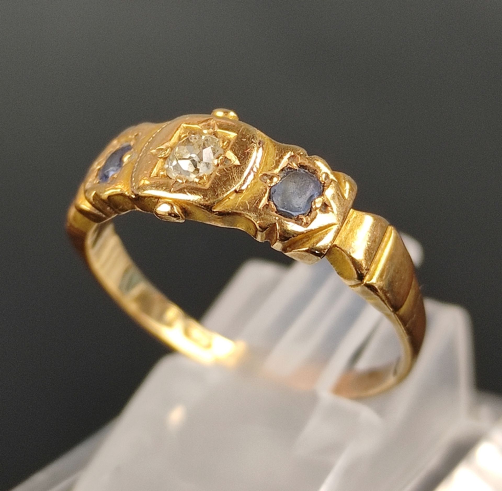 Antiker Saphir-Brillant-Ring, mittig sternförmig eingefasster Diamant von ca. 0,10ct, links und rec - Bild 3 aus 4