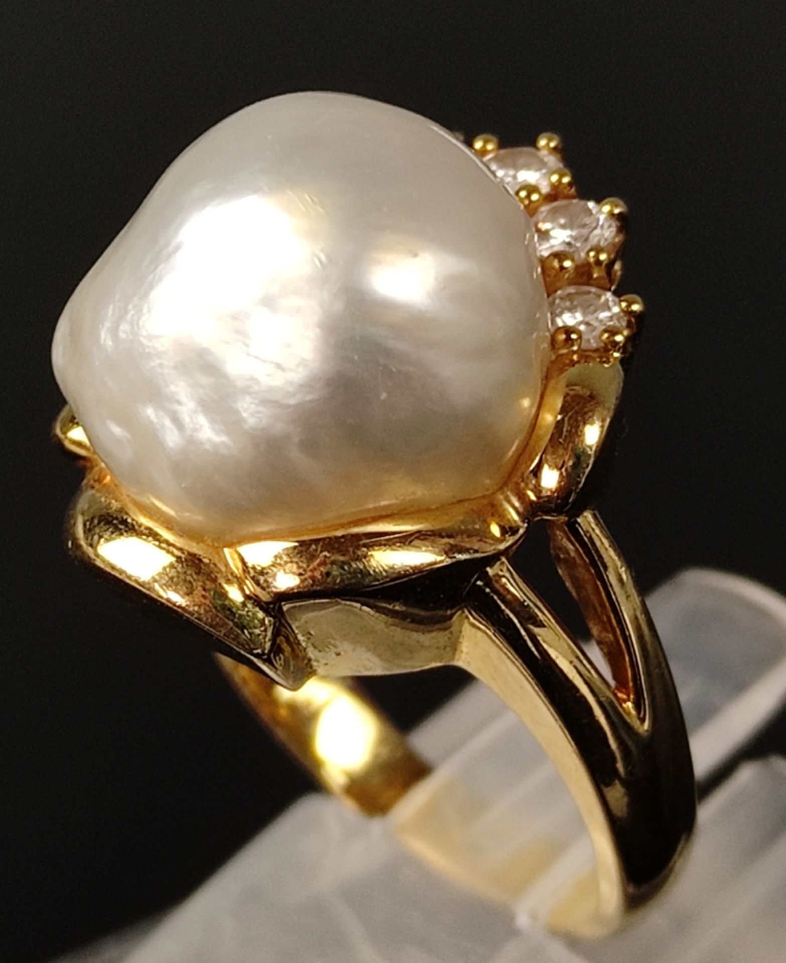 Ring with large baroque pearl surrounded by 7 diamonds, around ca. 0,6ct, signed AK, 750/18K yellow - Image 3 of 4