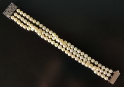 Perlen-Armband, 3-reihig, 585/14K Weißgold-Verschluss, besetzt mit 10 kleinen Saphiren, J. Köhle, G