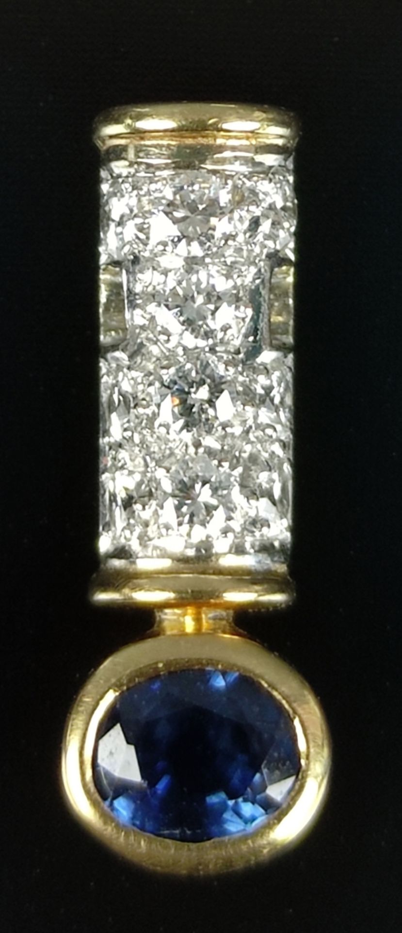 Anhänger mit Saphir um 0,50ct und 10 Brillanten, zusammen ca. 0,25ct, 750/18K Gelbgold, 2g, Länge 1