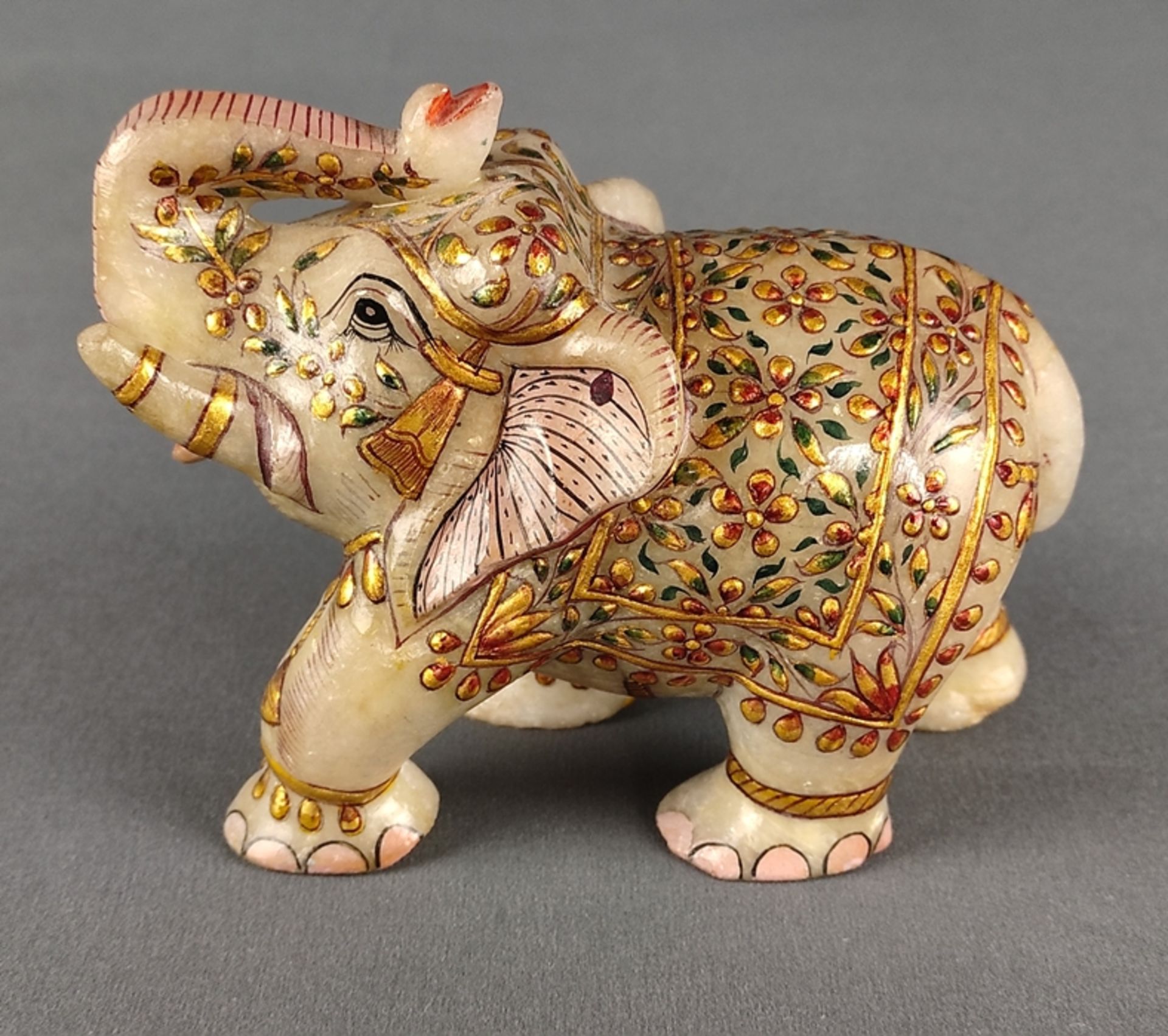 Elefant mit polychromer floraler Bemalung, goldstaffiert, heller Speckstein, Indien, 10x7x14 cm