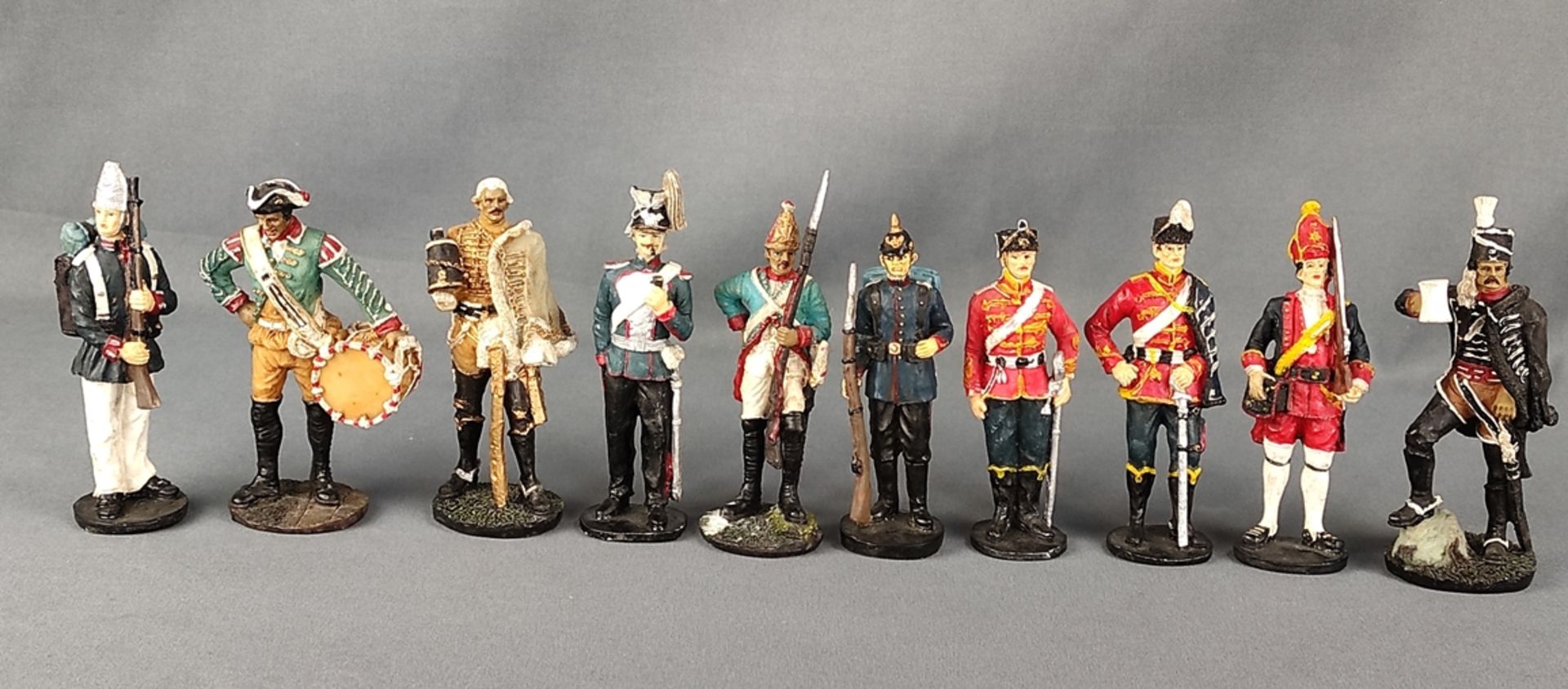 10 Figuren zum Thema Militär, fein polychrom bemalt, verschiedene Darstellungen, Kunststoffguss, Hö