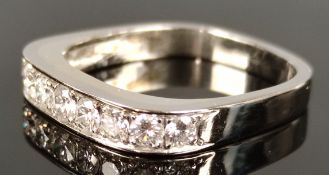 Halb-Memory-Ring, besetzt mit 9 Brillanten, zusammen ca. 0,6ct, TW/VVS, 750/18K Weißgold, 4,8g, sig