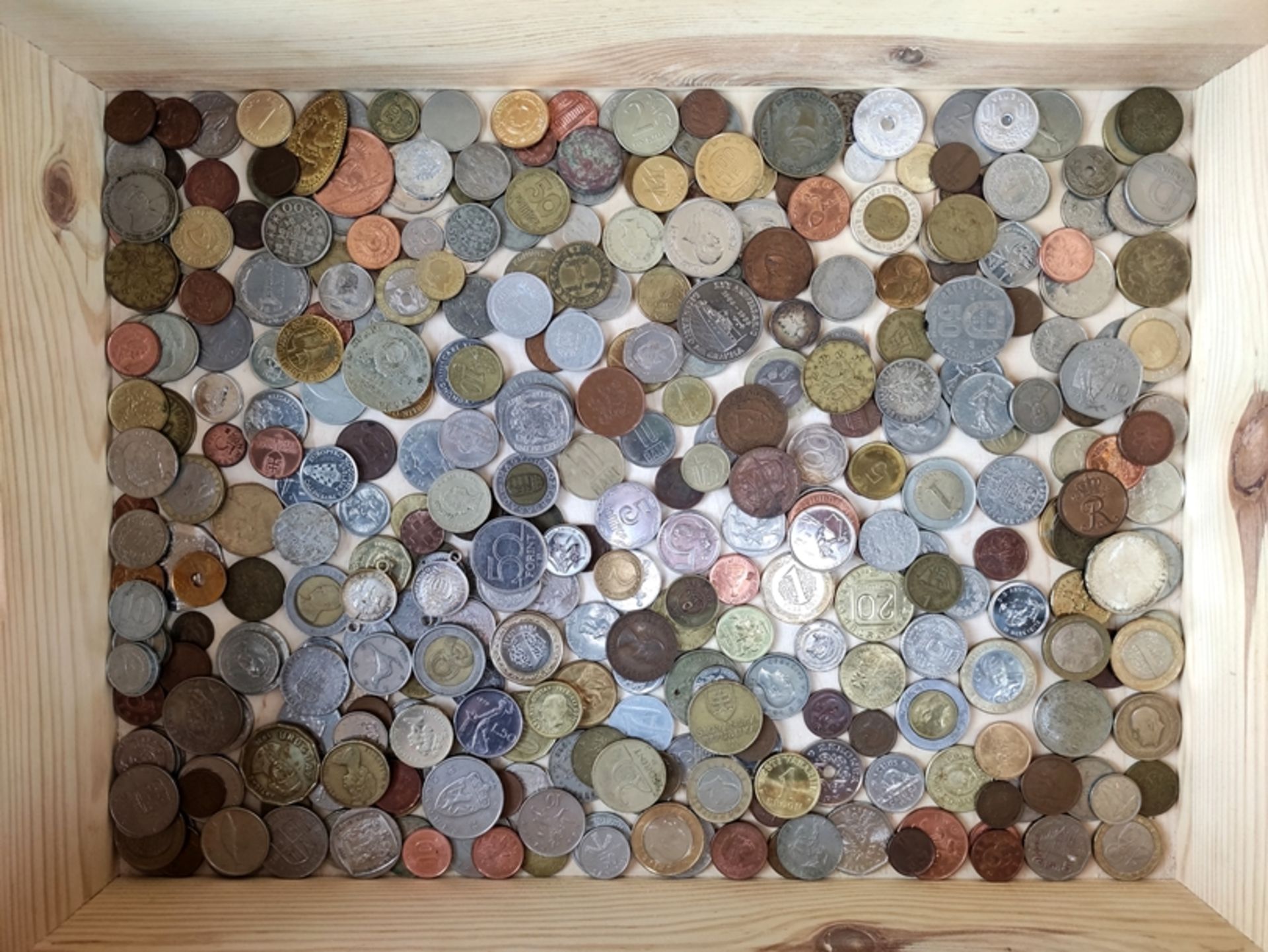 Große Münz-Kiste, mit über 150 Münzen aus aller Welt, in Holzkiste, anbei noch eine weitere Holzkis