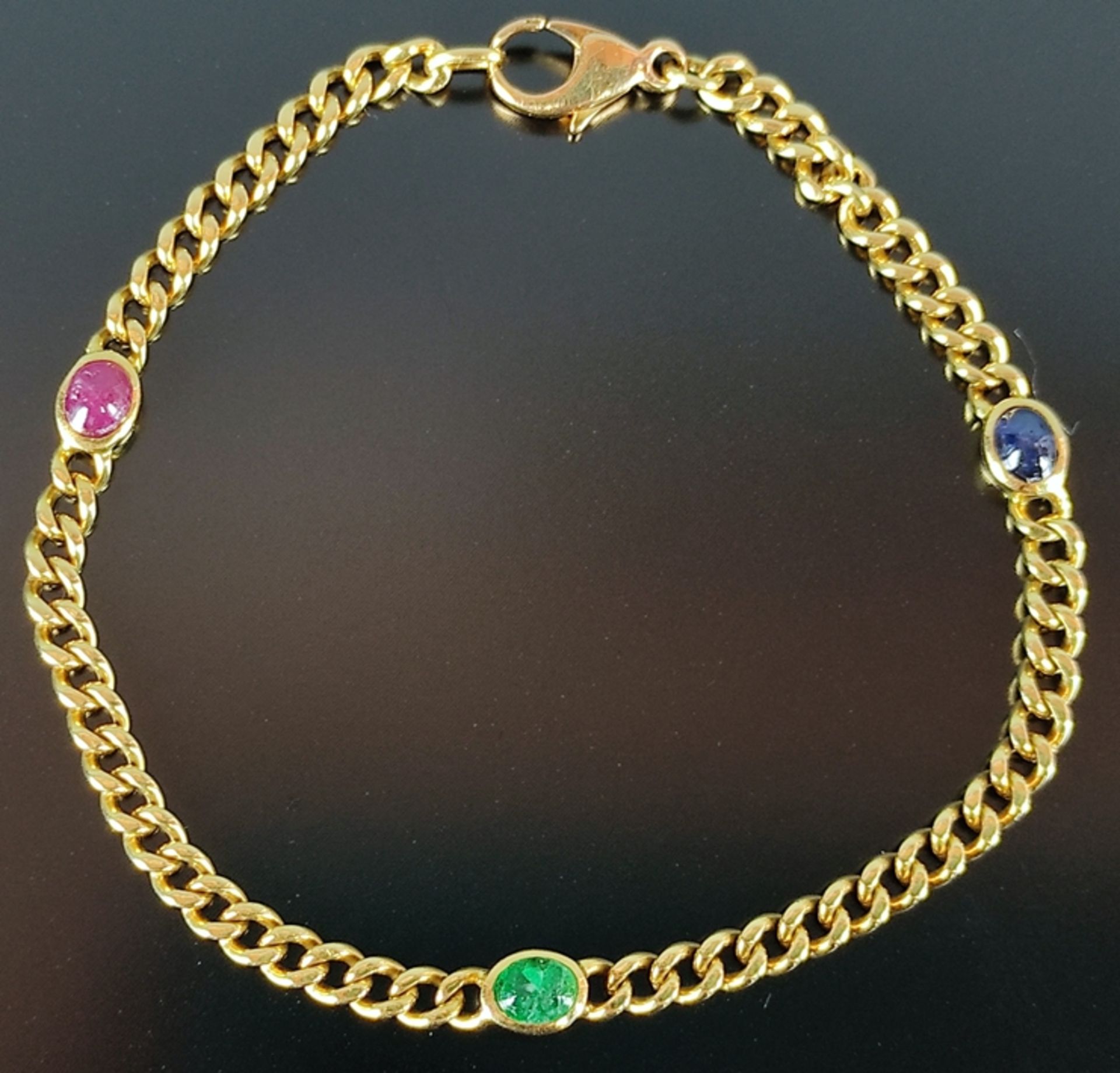 Panzer-Armband mit Saphir-, Smaragd (beschädigt)- und Rubincabochon, 750/18K Gelbgold, 1950-1960, K