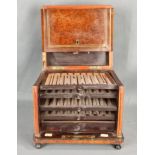 Antiker Humidor, Zigarrenkiste, würfelförmiger Holzkorpus mit Wurzelholz-Furnier, Deckel mit Messin