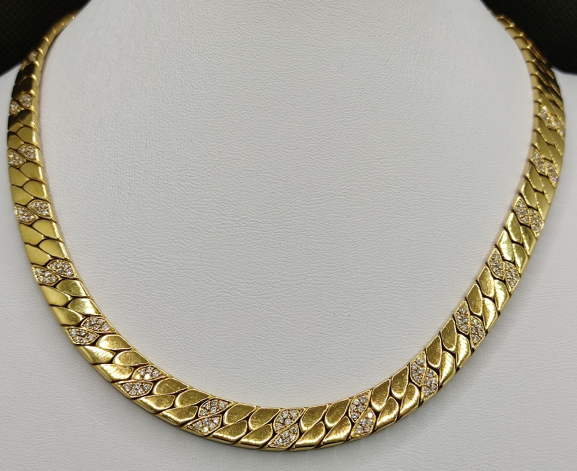 Brillant-Gold-Collier, flache breite Panzerglieder, mittig jedes dritte Glied besetzt mit je 10 kle - Bild 2 aus 3