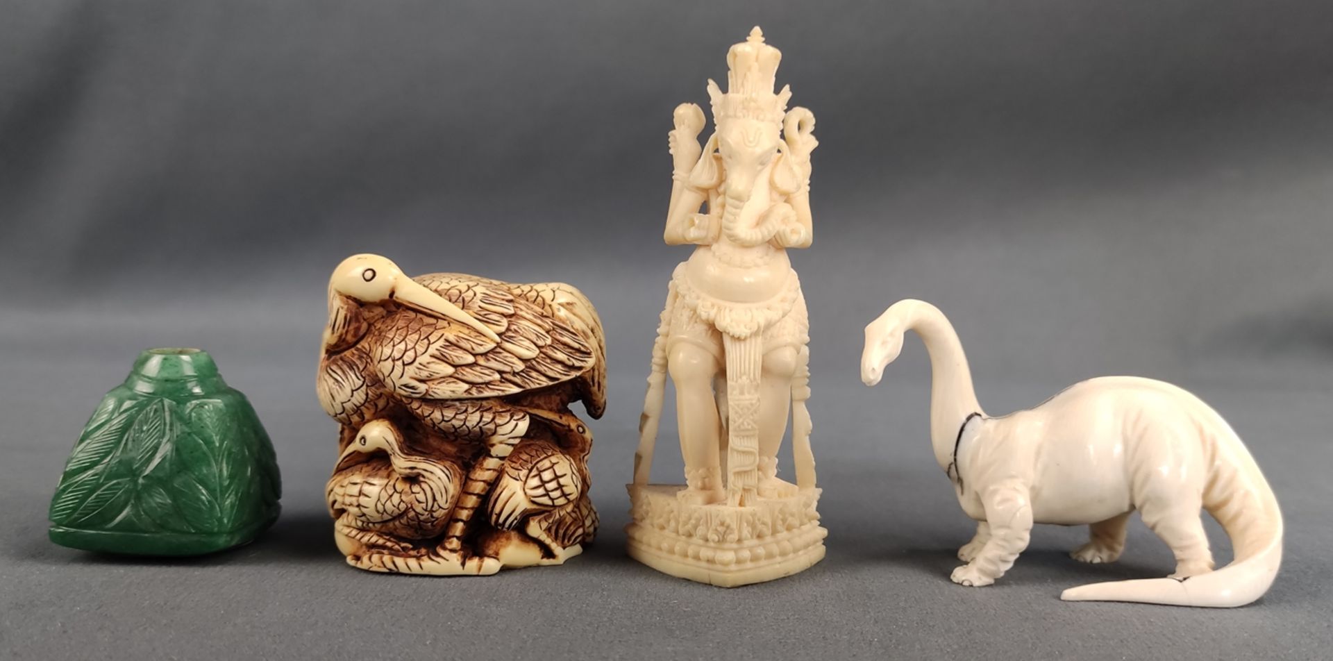 Konvolut Miniaturen, Indische Gottheit aus Bein, reliefiert gearbeitet,  H 9,5 cm, Kranich mit Küke