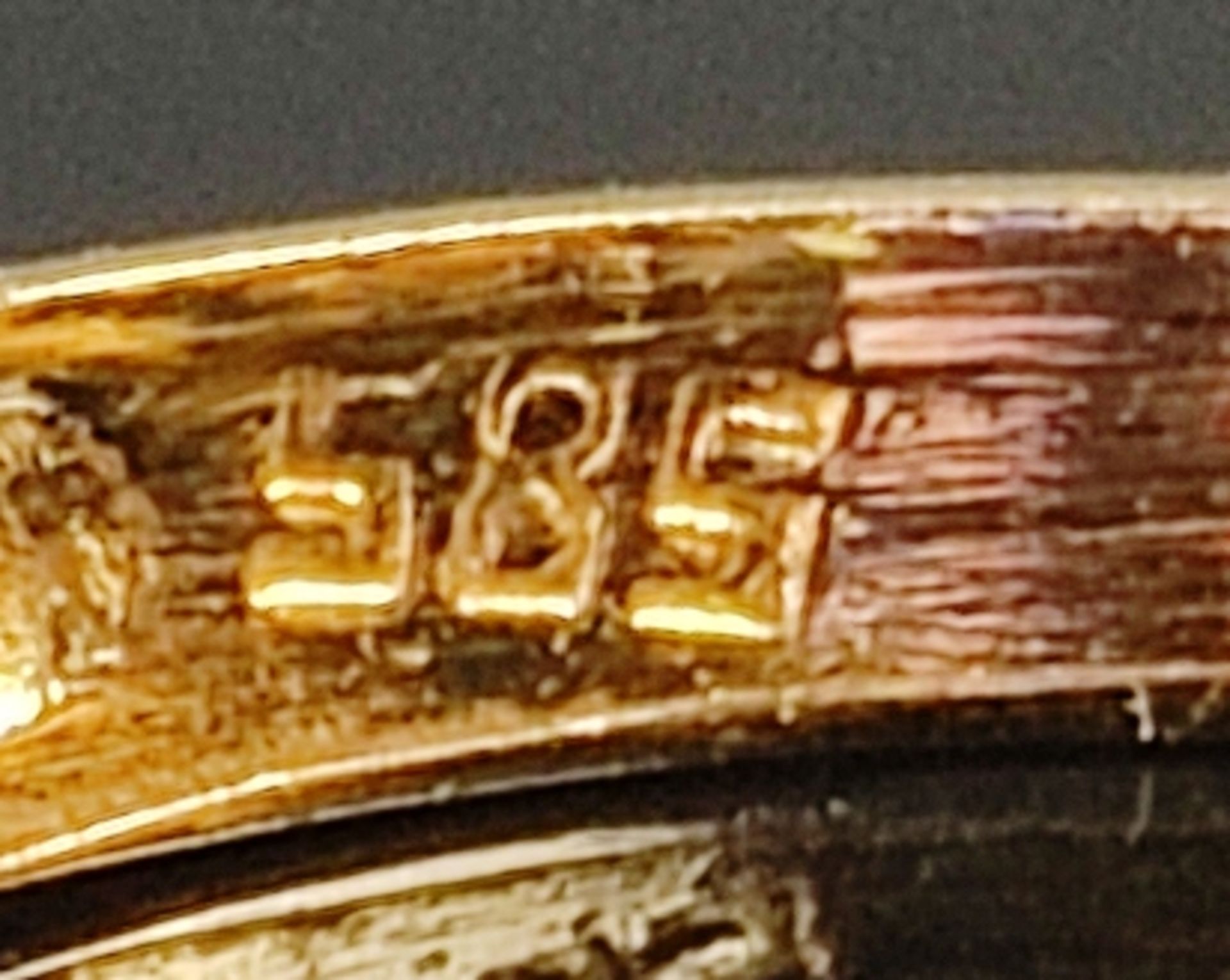 Ring mit facettiertem violettem Schmuckstein, flankiert von je drei kleinen Zirkonia, 585/14K Gelbg - Bild 5 aus 5