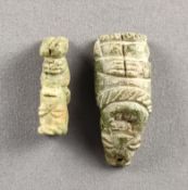 Zwei Miniaturen, wohl Südamerika, grüner Speckstein, L 3,5 und 5 cm, Größere als Anhänger gearbeite