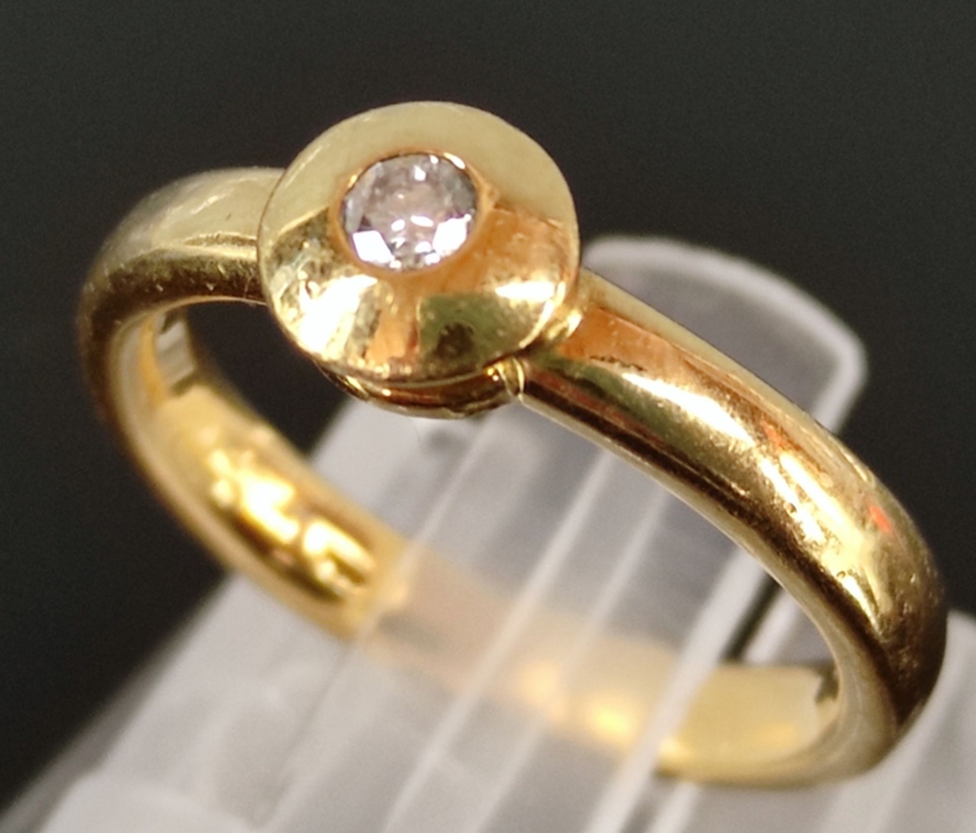 Brillant-Ring, mittig rund eingefasster Brillant um 0,05ct, 750/18K Gelbgold, Vintage, 1980er Jahre - Bild 3 aus 4