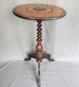 Runder Beistelltisch, Holz, Balusterschaft als Dreifuß auslaufend, runde Tischplatte, Platte mit au