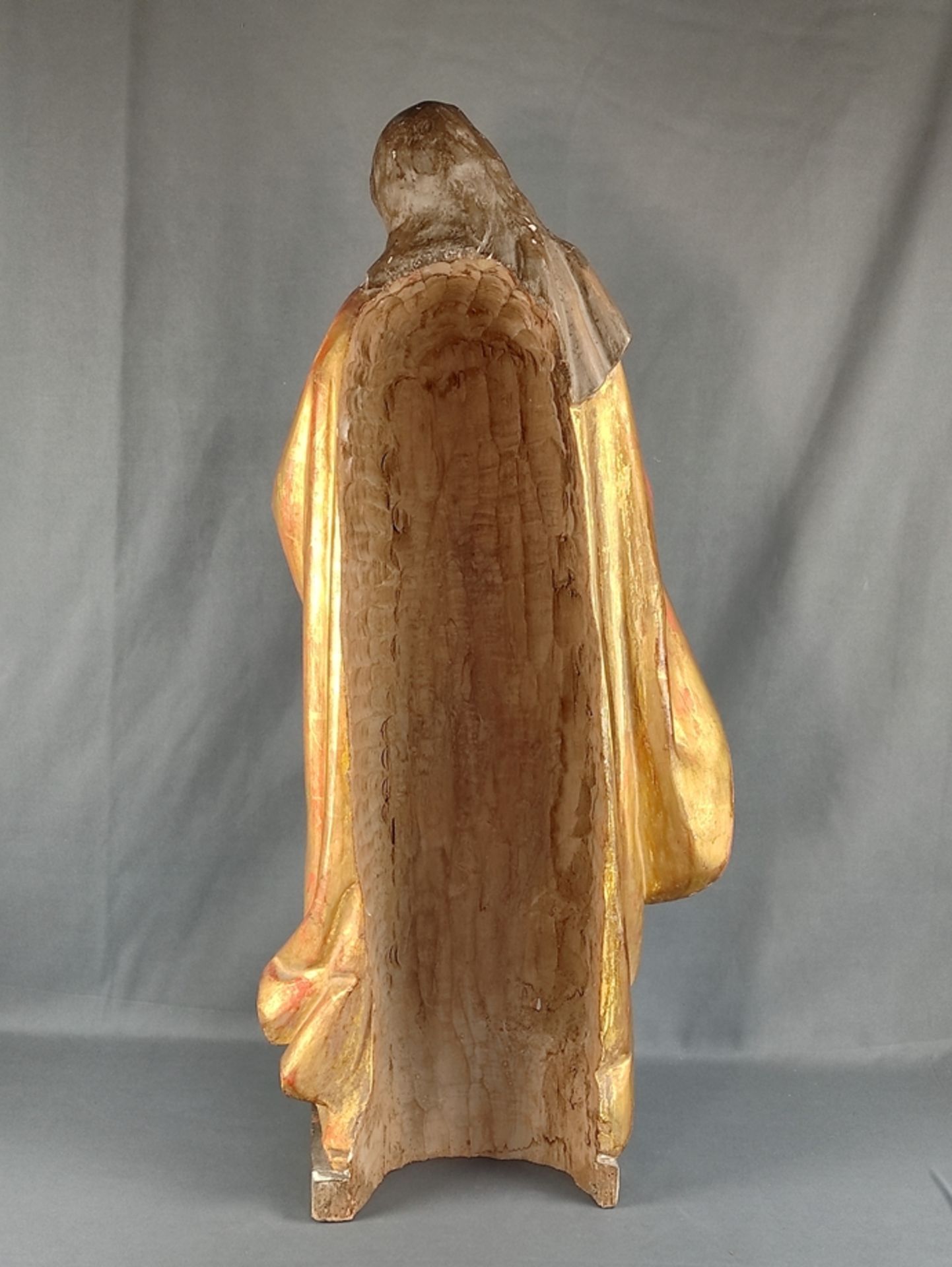 Heiligenfigur mit Buch, polychrom gefasst, goldstaffiert, dreiviertelrund geschnitzt, auf geschwung - Bild 2 aus 2