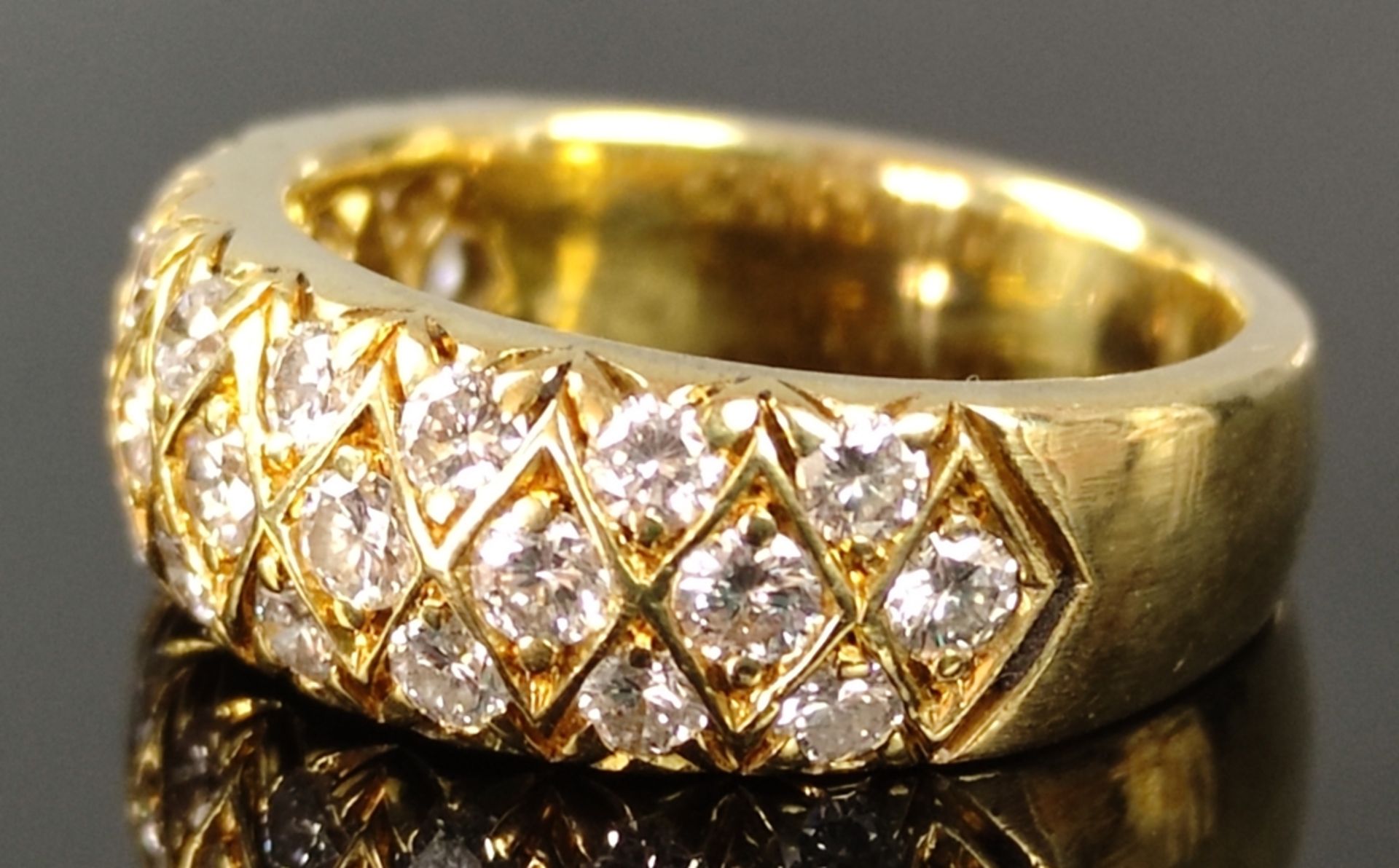 Ring mit 18 Brillanten, zusammen ca. 1,0ct, W-VVS-VS, Marke Oswaldo, 750/18K Gelbgold, 8,2g, Ringgr