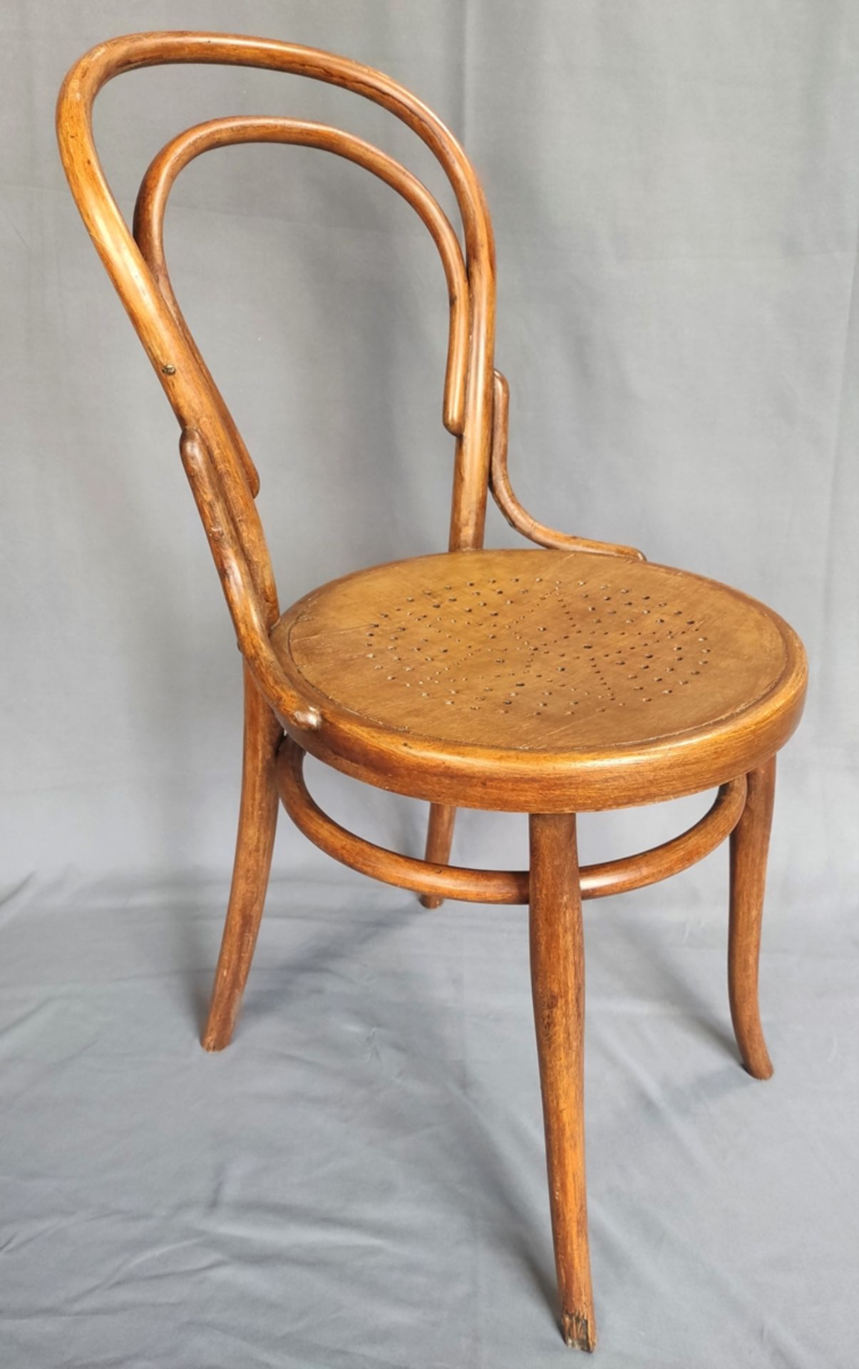 4 Bugholzstühle, Wiener-Bistrostühle, Modell Thonet, um 1900, H 88cm, Sitzhöhe 47cm, eine Sitzfläch - Bild 2 aus 4