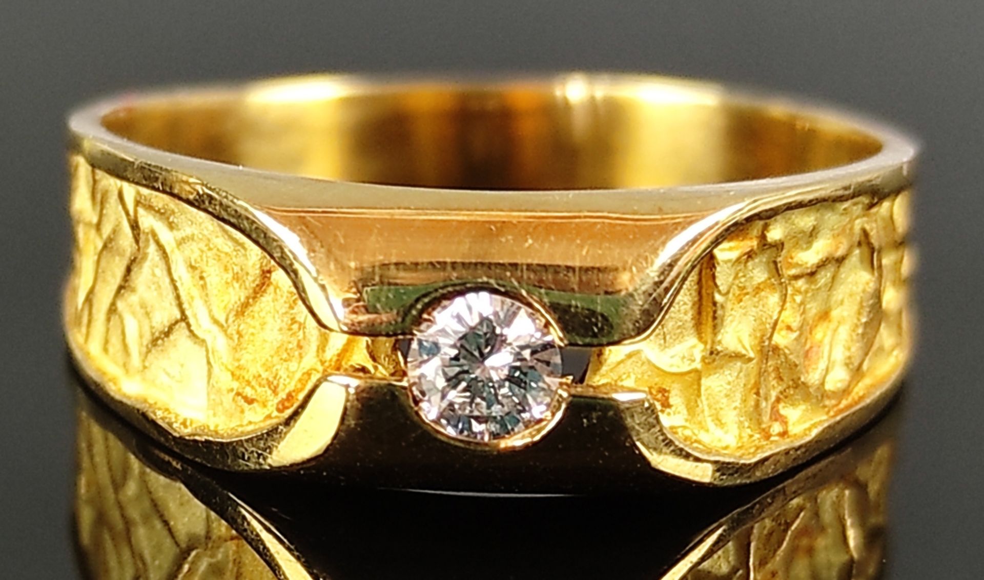 Brillant-Ring, ca. 0,14ct, breites Band aufwendig gearbeitet mit mattiertem Gelbgold, 750/18K Gelbg - Bild 2 aus 6