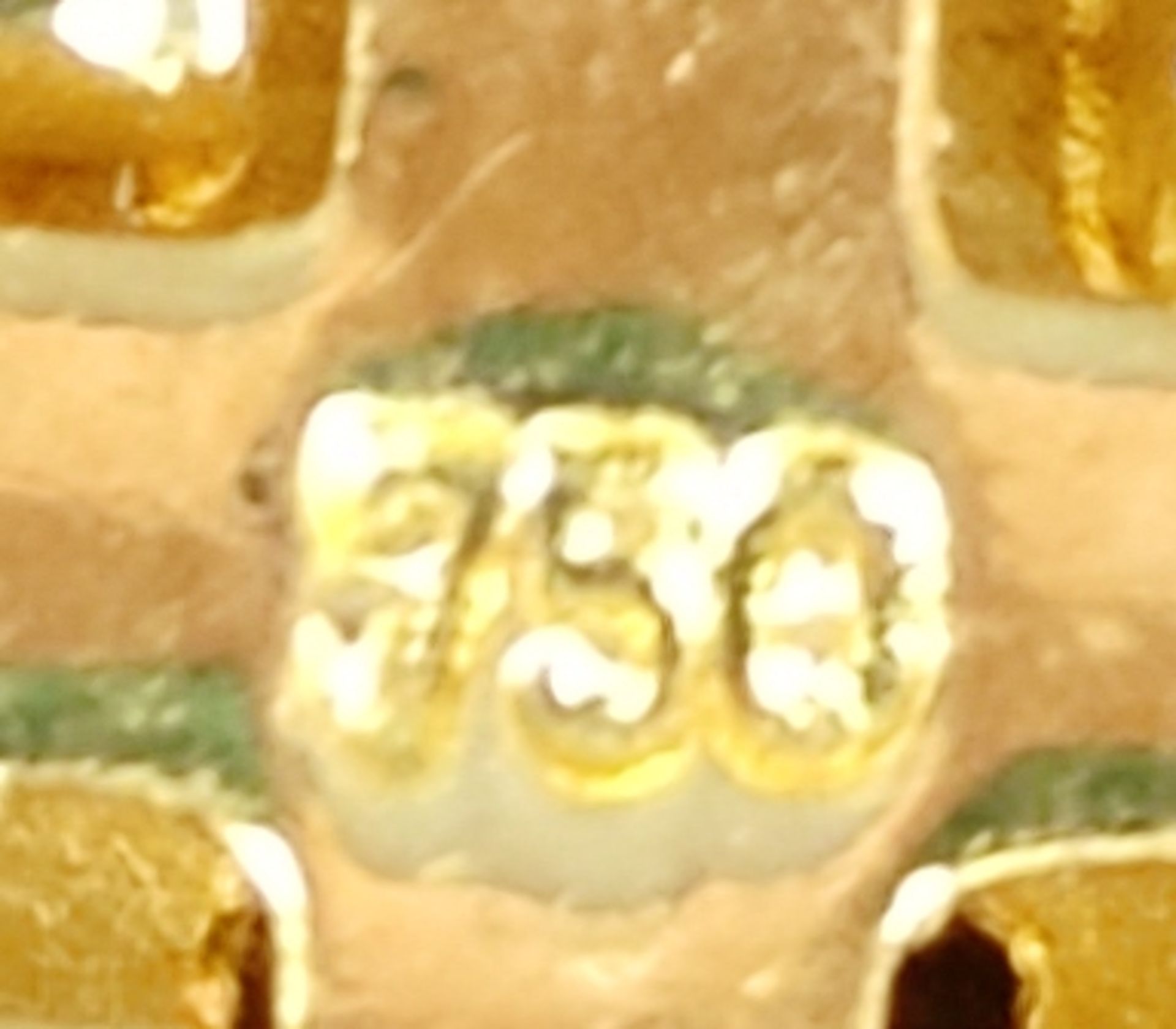 Kreuz-Anhänger mit 22 Brillanten, zusammen um ca. 0,22ct, 750/18K Gelbgold, 3,6g, 1,4x1,3cm - Bild 2 aus 2