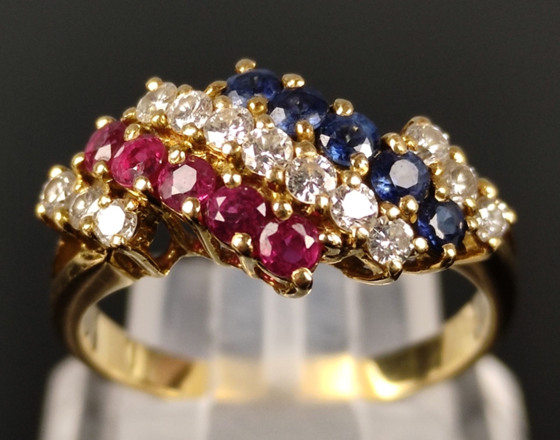 Ring, besetzt mit 13 Brillanten, 5 Saphiren und 5 Rubinen, 750/18K Gelbgold, 3,9g, Ringgröße 55 - Bild 3 aus 4