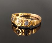 Antiker Saphir-Brillant-Ring, mittig sternförmig eingefasster Diamant von ca. 0,10ct, links und rec