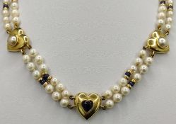 Elegantes Perlen-Collier, zweireihig, mit drei goldenen Herzen, zwei Herzen mit Perlen, eines mit S
