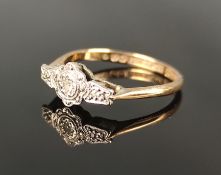 Antiker Brillant-Ring, besetzt mit drei Diamantrosen, 375/9K Gelbgold und Platin, bezeichnet "Lifet