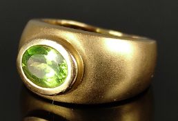 Peridot-Ring, breite Schiene zur Mitte hin größer werdend, mittig facettierter ovaler Peridot, 333/