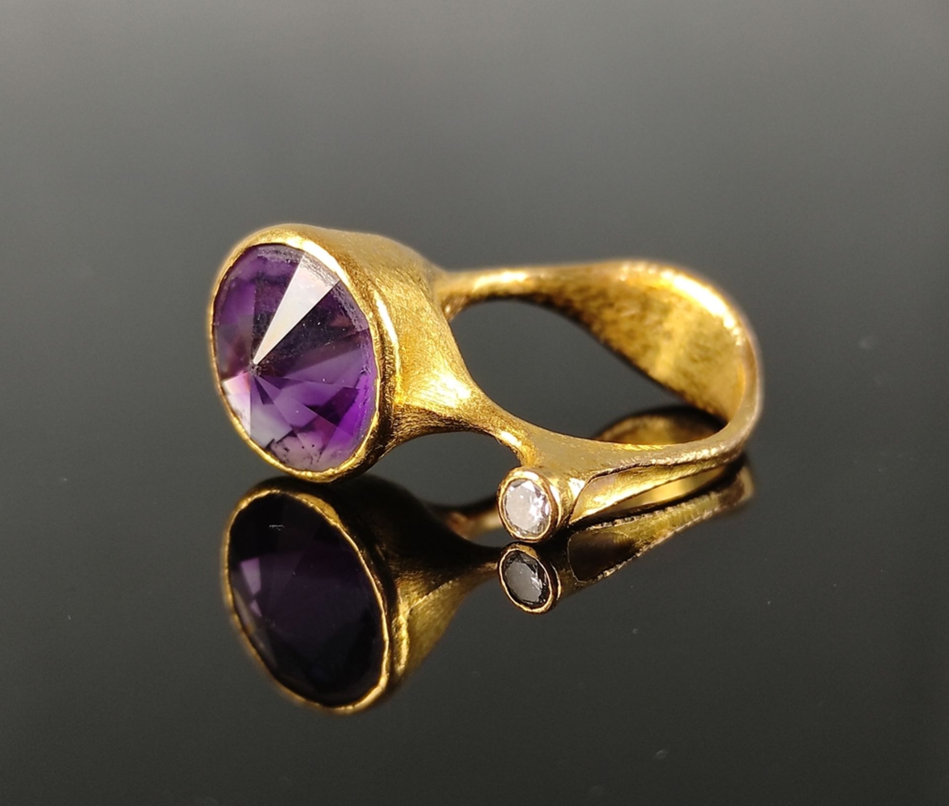 Design-Ring, Zobel, mit großem Spirit-Sun-Cut Amethyst (Munsteiner-Cut) und kleinem Brilliant, um 0