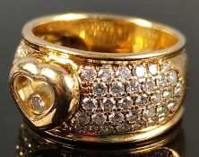 Happy-Diamond-Ring, Chopard, breite Ringschiene besetzt mit Brillanten, mittig Herz mit beweglichem