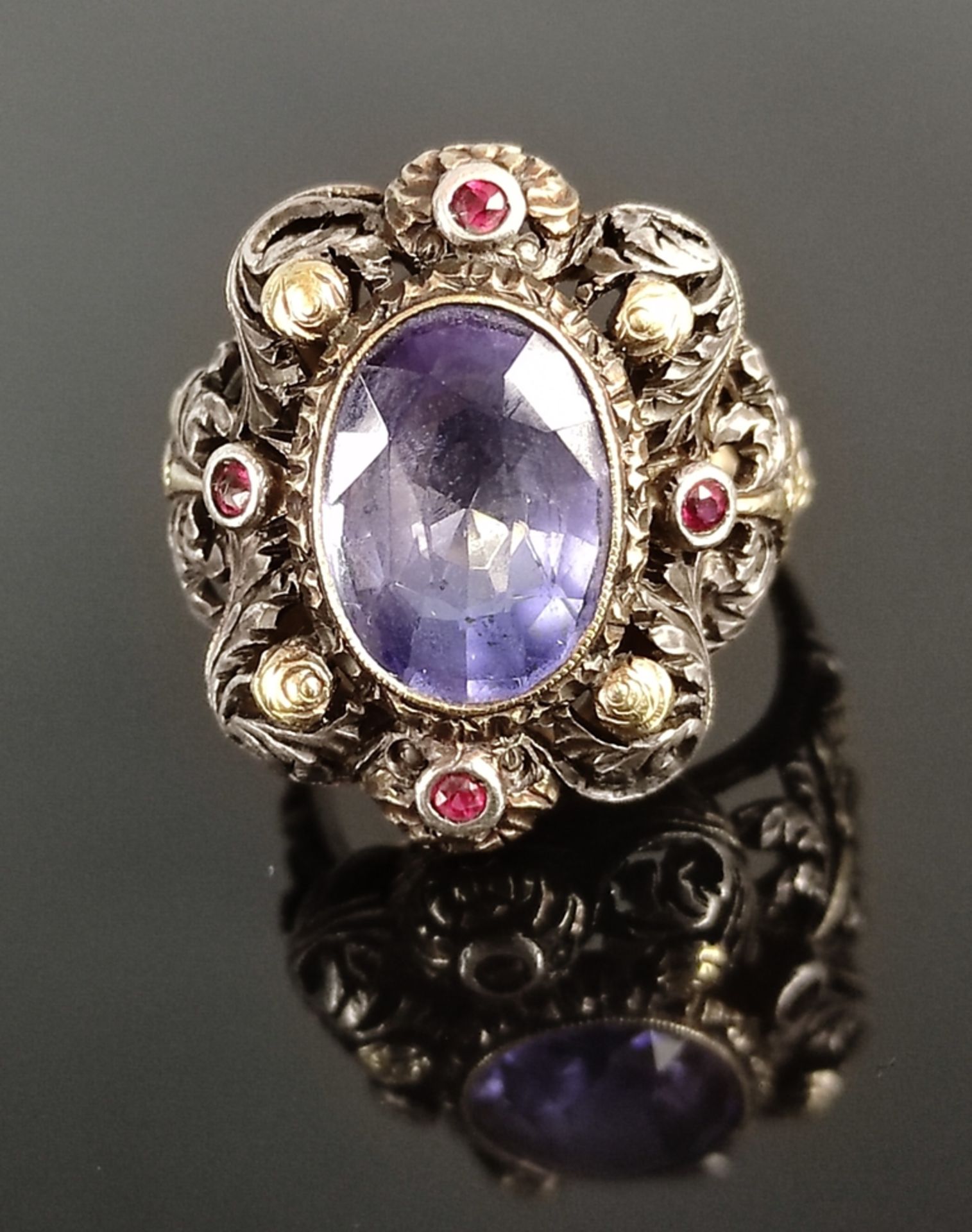 Ring mit großem, ovalen, facettierten, hellblauem Schmuckstein (ca.12,1x8,8mm), wohl Tansanit, daru - Bild 2 aus 3