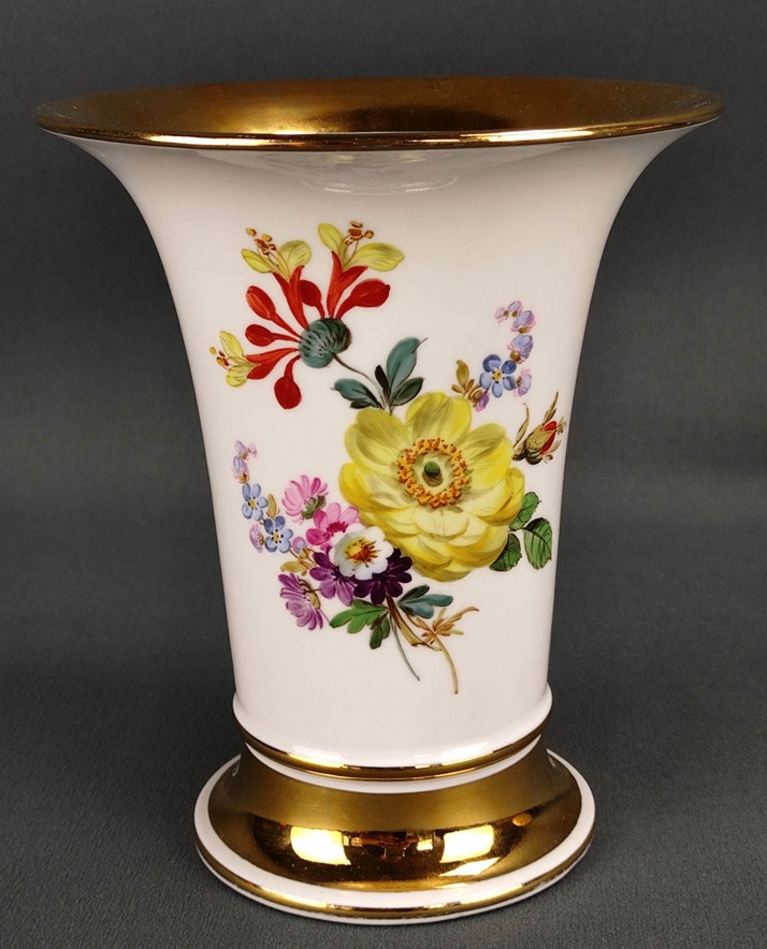 Tulpenvase mit großem beidseitigem Kornblumen Bouquet, feine polychrome Malerei, umlaufende Goldsta - Bild 2 aus 3