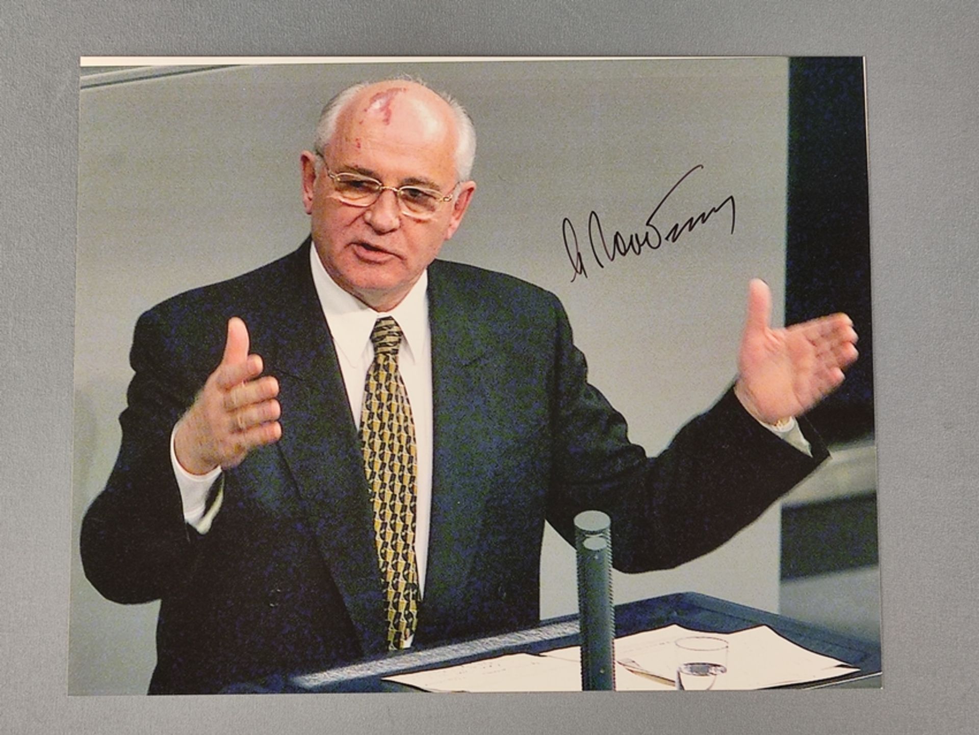 Autogramm Michail Sergejewitsch Gorbatschow, Photographie mit eigenhändiger Unterschrift, zeigt Mic