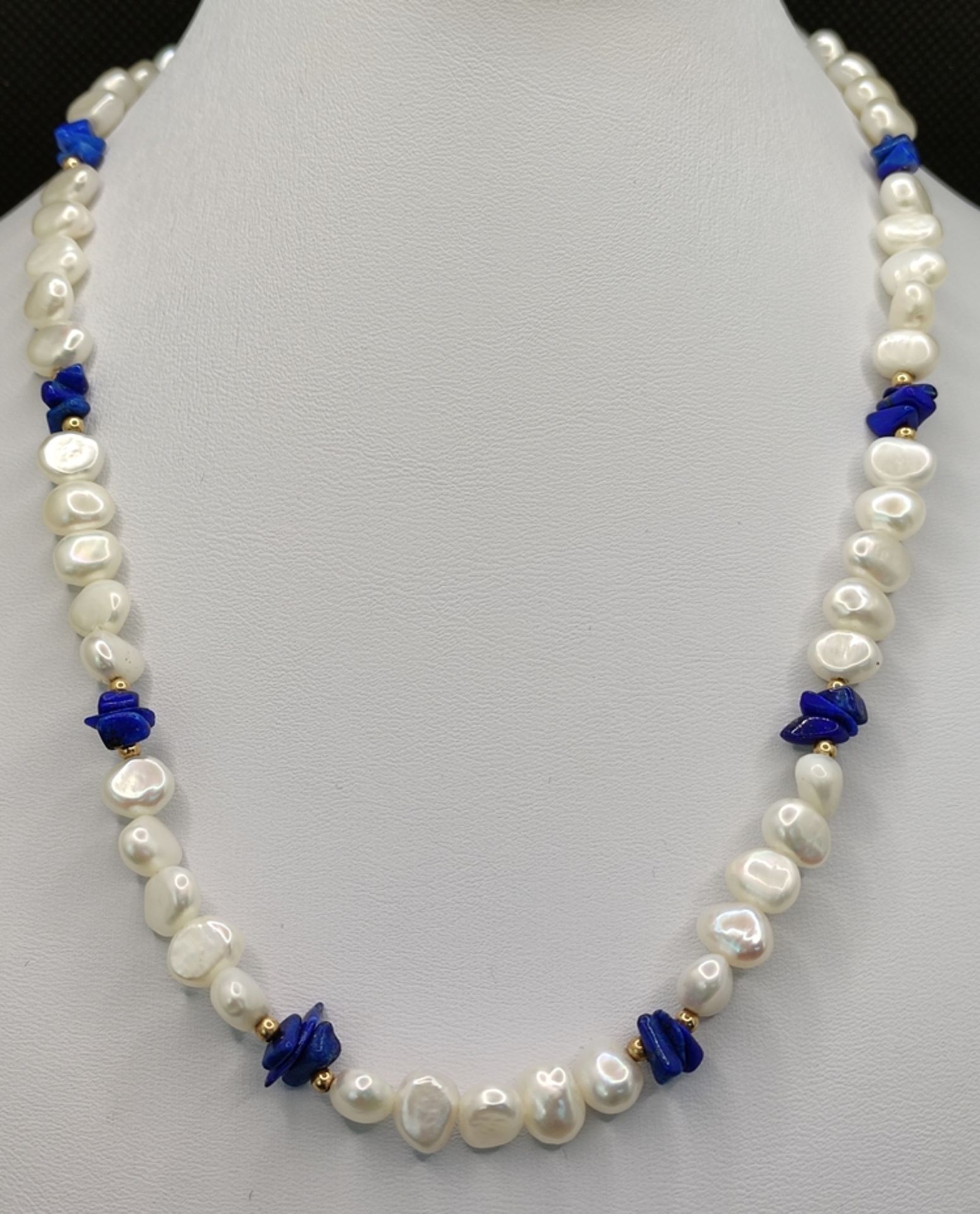 Pearl lapis lazuli necklace, lobster clasp 375/9K yellow gold, length 44cm - Image 2 of 3