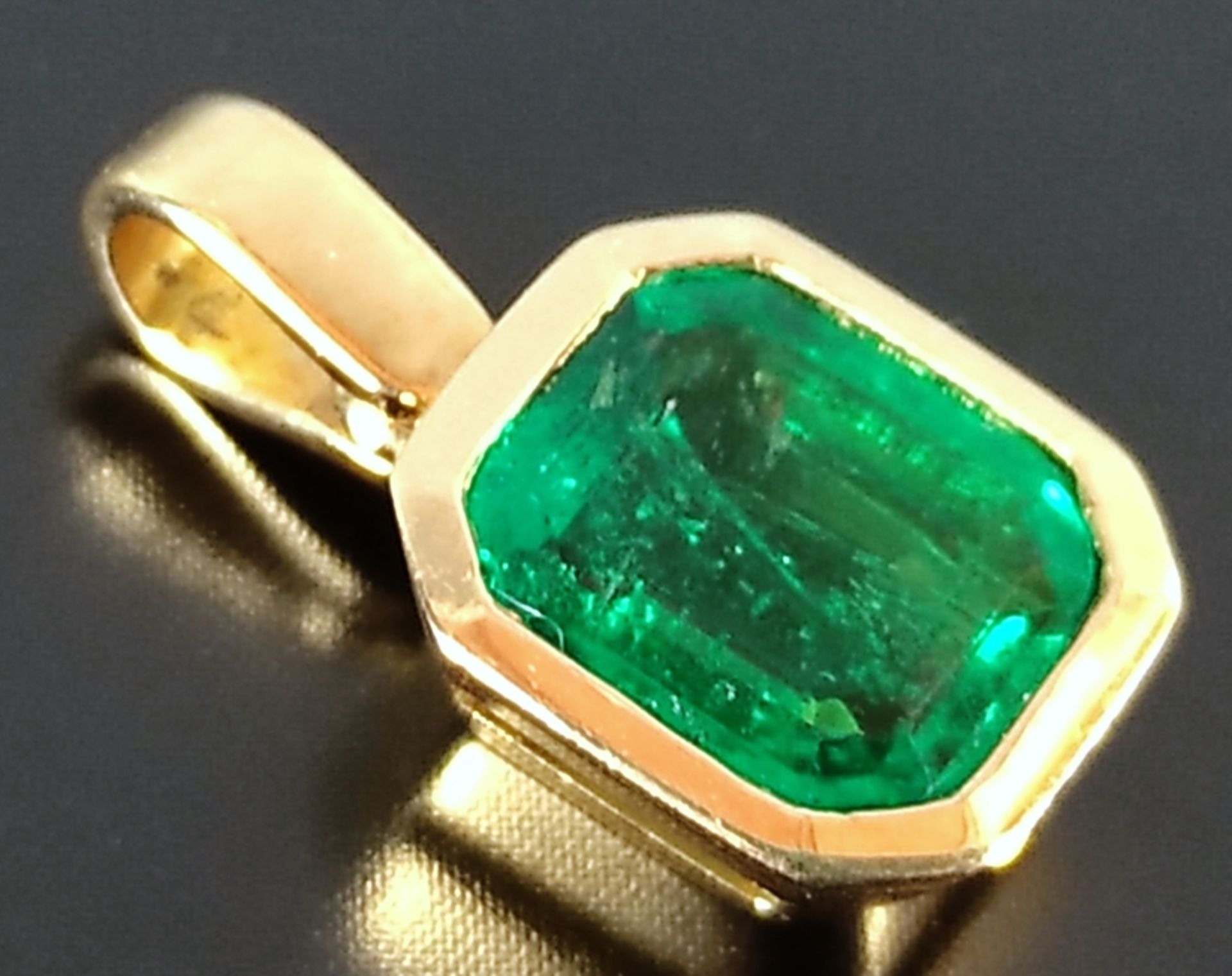 Smaragd-Anhänger, achteckig eingefasst in 750/18K Gelbgold, 1,7g, Gesamtgröße 13x8x4,4mm