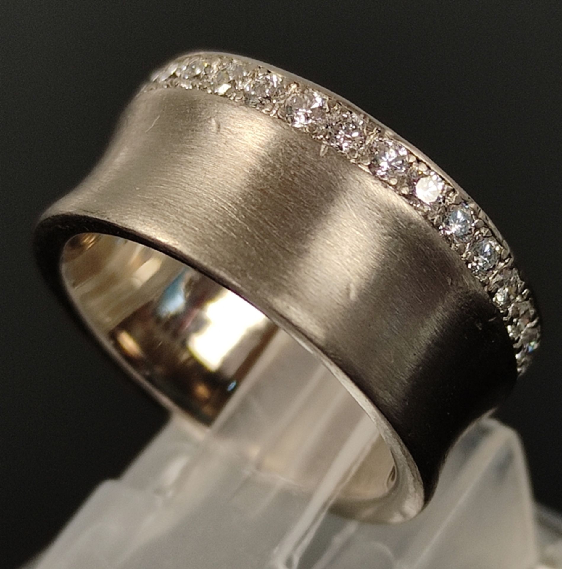 Memory-Ring, mit breiter Schiene, 750/18K Weißgold, besetzt mit Brillanten, zusammen um 1ct, Gewich - Bild 2 aus 3