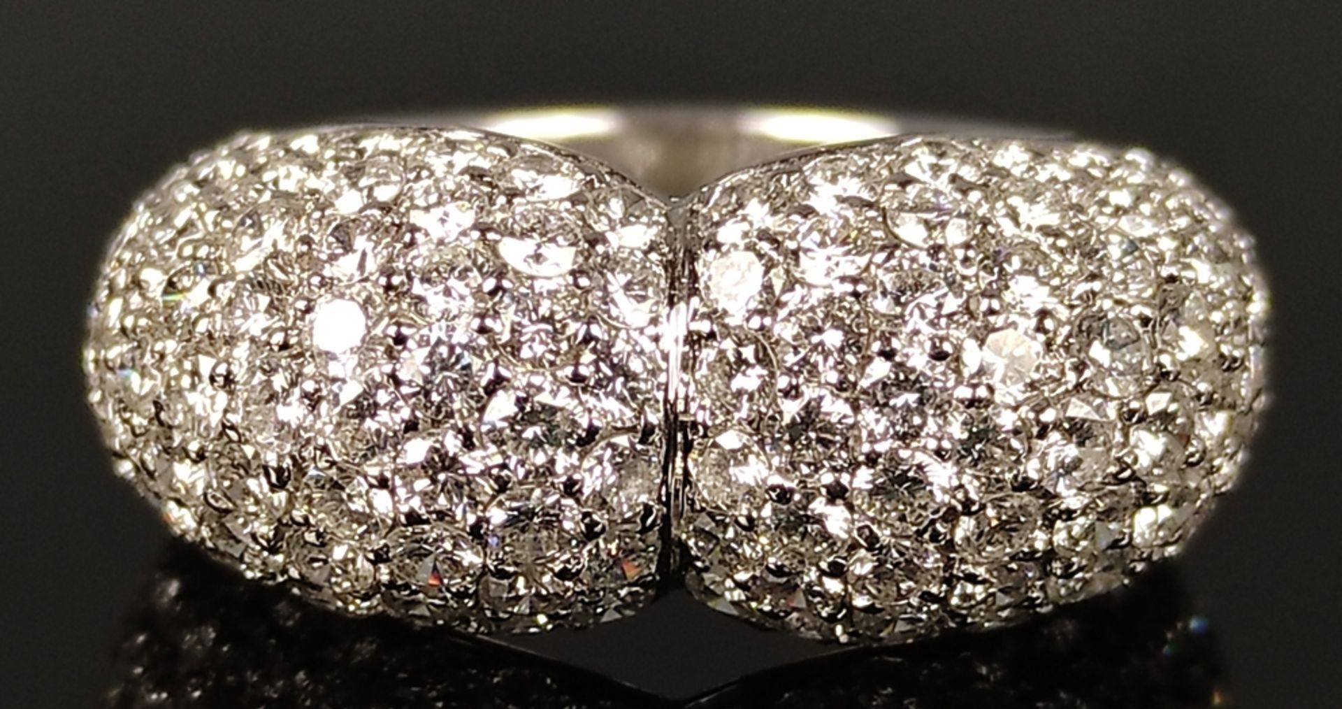 Exklusiver Brillant-Ring, in Herzform, besetzt mit ca. 140 Brillanten von zusammen um 3,5ct, W/VVS/ - Bild 2 aus 4