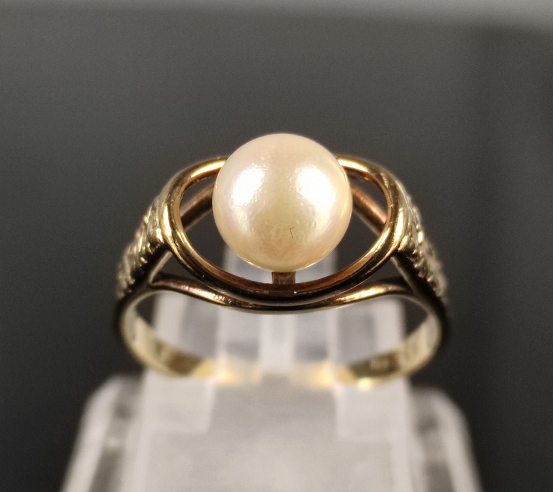 Perl-Ring, mittig runde Perle mit schönem weißen Lüster, 333/8K Gelbgold, 2,1g, Ringgröße 52 - Bild 4 aus 5