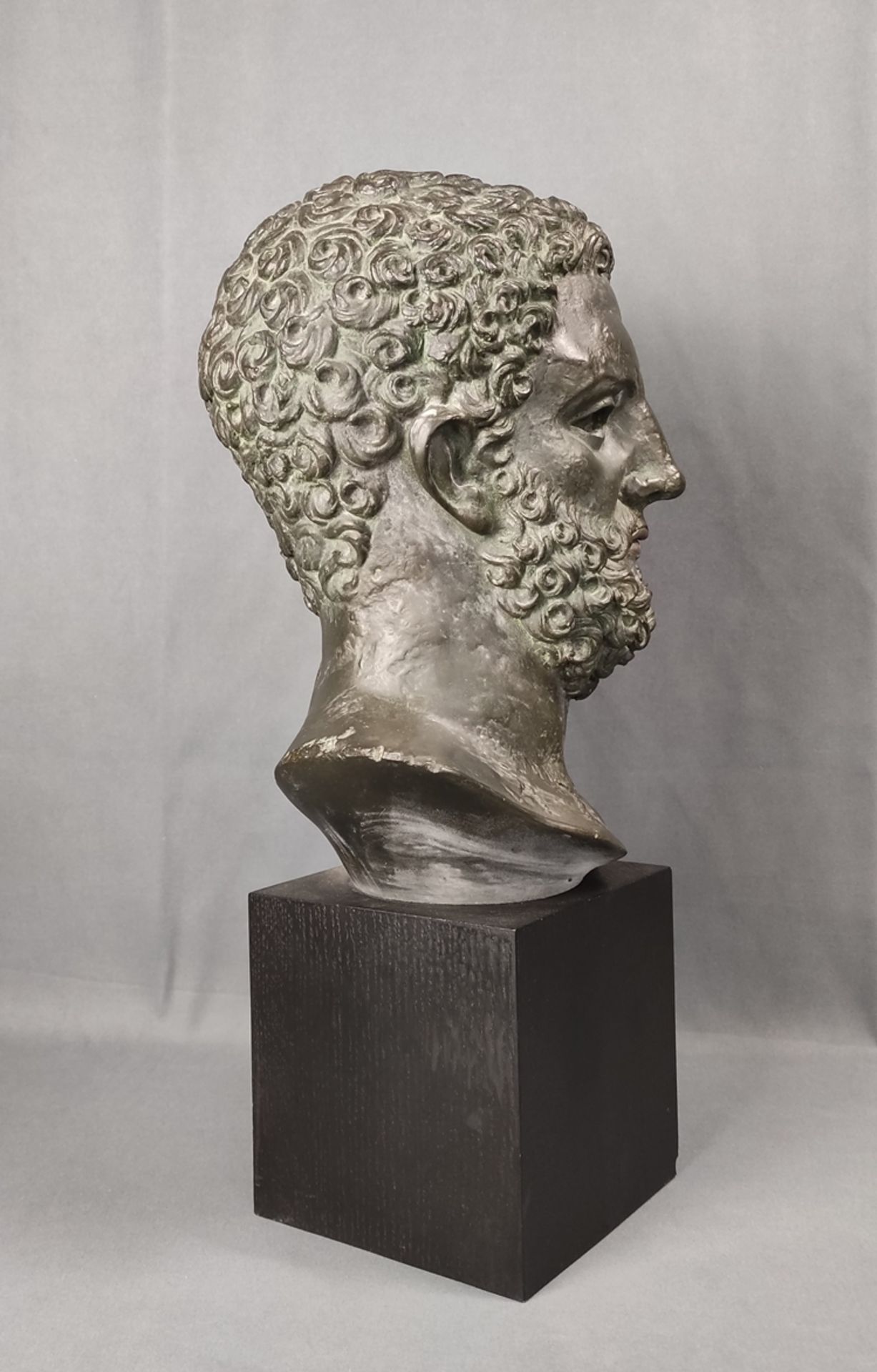Hercules head, art casting from the Louvre, H 32 cm, with black wooden base height 51cm - Image 2 of 5