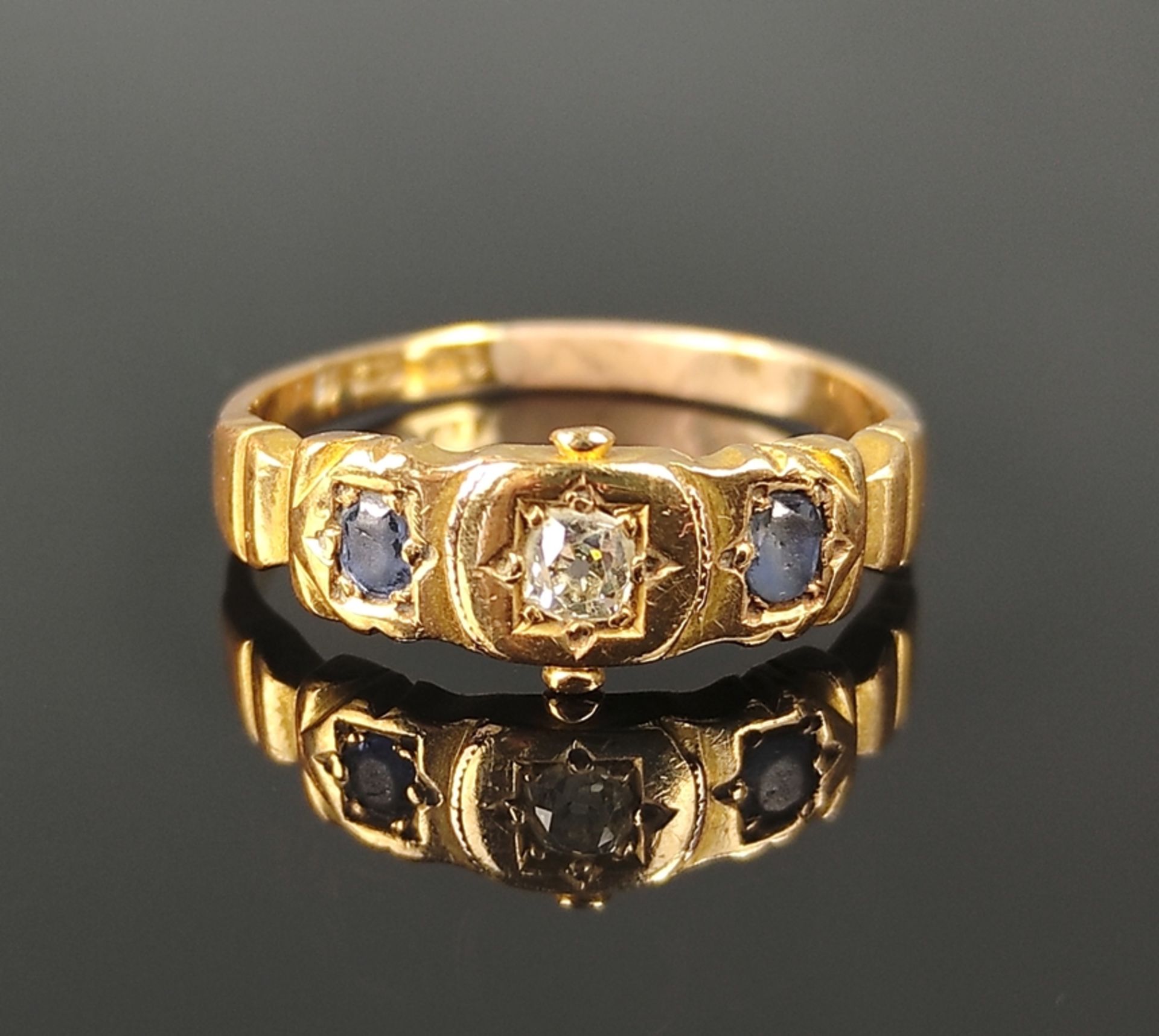 Antiker Saphir-Brillant-Ring, mittig sternförmig eingefasster Diamant von ca. 0,10ct, links und rec - Bild 2 aus 4