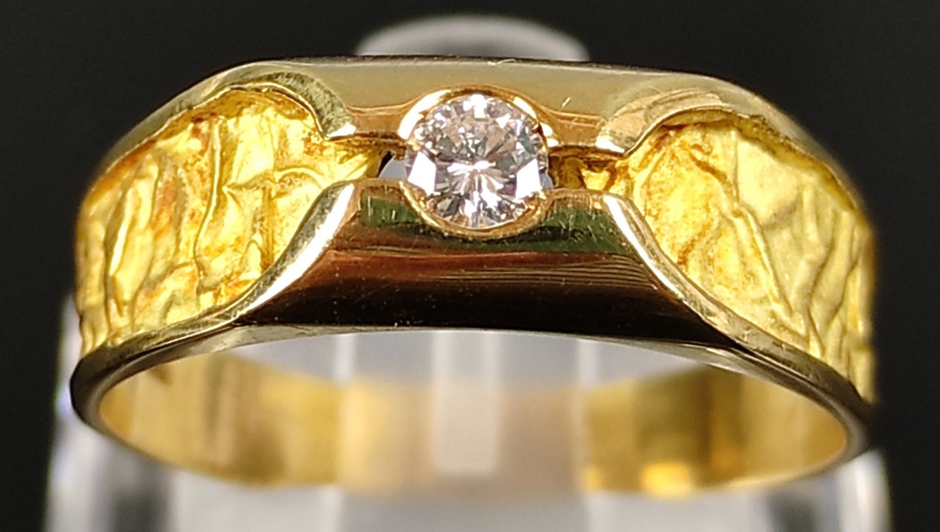 Brillant-Ring, ca. 0,14ct, breites Band aufwendig gearbeitet mit mattiertem Gelbgold, 750/18K Gelbg - Bild 3 aus 6