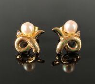 Paar Ohrstecker mit je kleiner Perle und einem kleinen Brillanten, 333/8K Gelbgold, 2,2g, 11x10mm