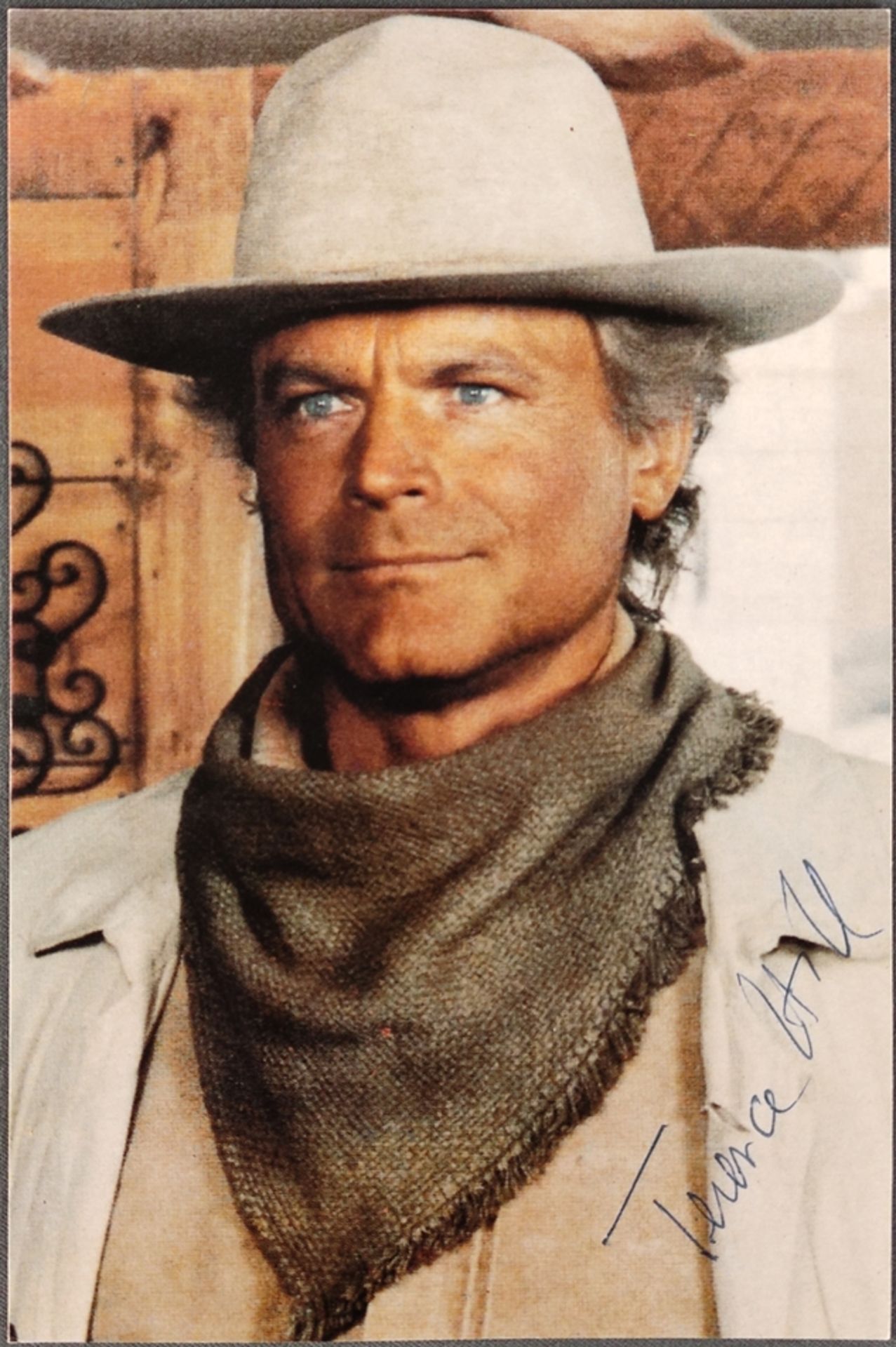 Autogramm Terrance Hill, Photographie mit eigenhändiger Unterschrift, zeigt Terence Hill in einer F