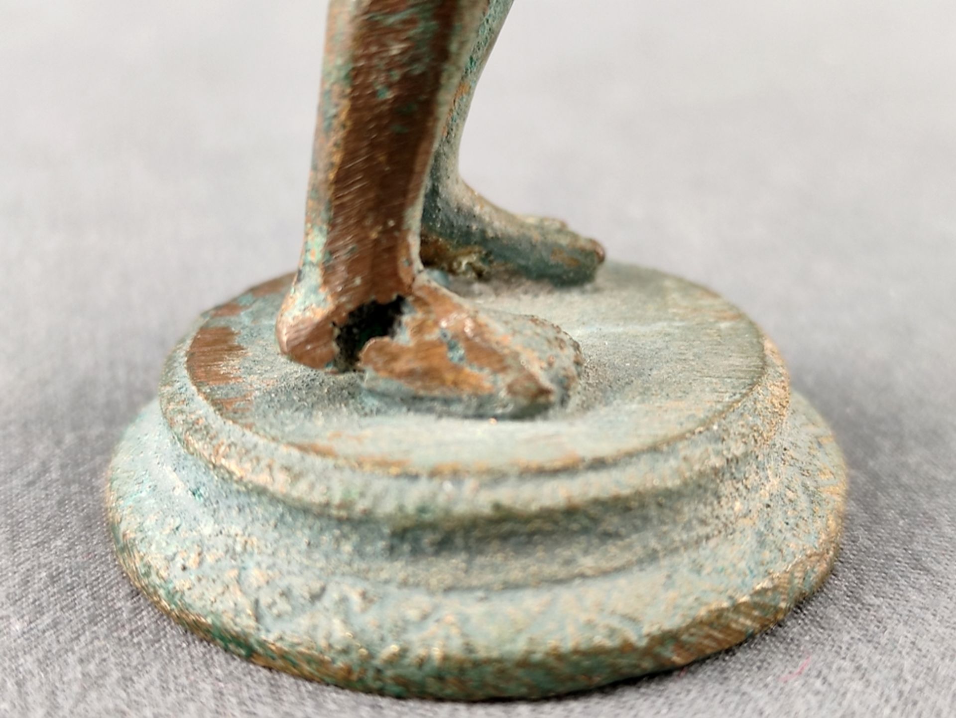 Kleine Bronze-Statue, im Kontrapost, auf runder Basis, Höhe 10cm - Bild 5 aus 5